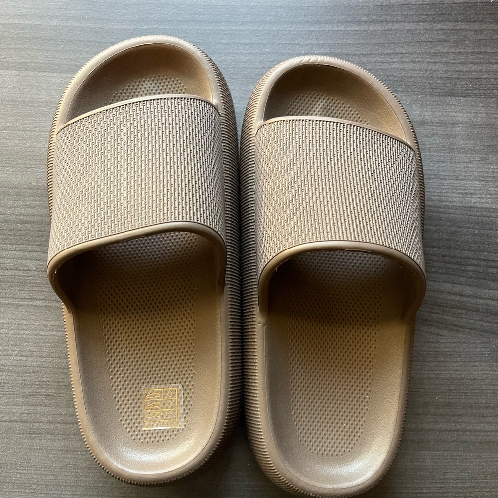 Amazon Women's Foam Sandals in Tan